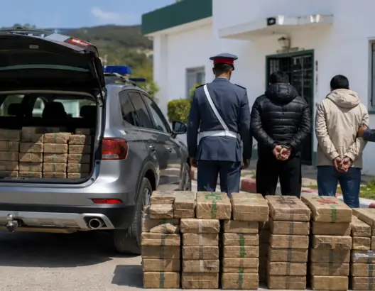 طنجة.. توقيف شخصين وحجز 220 كيلوغراما  من الشيرا داخل سيارة