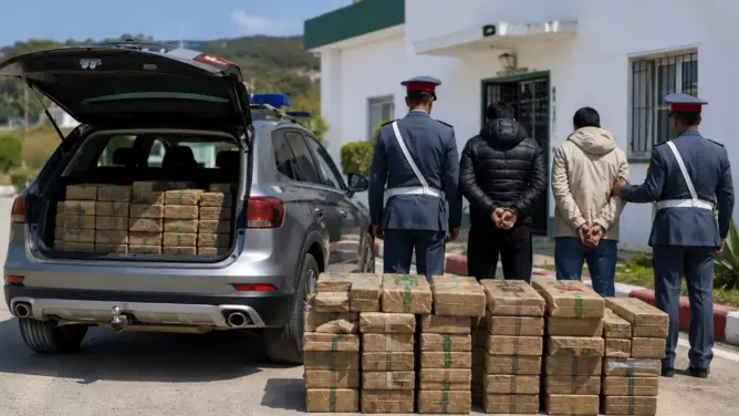 طنجة.. توقيف شخصين وحجز 220 كيلوغراما  من الشيرا داخل سيارة