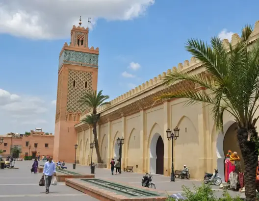 مسجد تاريخي بمئذنة مزخرفة وساحة أمامية في مراكش بعد إعادة فتحه