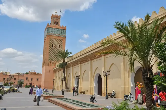 مسجد تاريخي بمئذنة مزخرفة وساحة أمامية في مراكش بعد إعادة فتحه