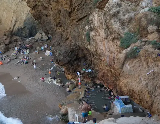 حامة شعابي بالدريوش.. عين معدنية بين البحر والجبل تنتظر التثمين سياحيا