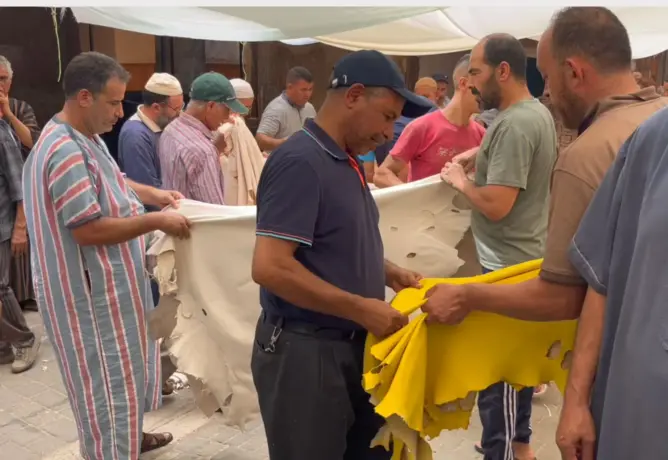 الدلال.. مهنة عريقة تقاوم الزوال