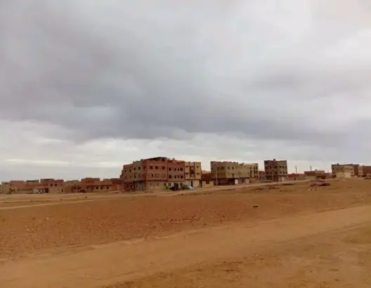 مباني سكنية غير مكتملة في منطقة صحراوية تعاني نقص الماء الصالح للشرب