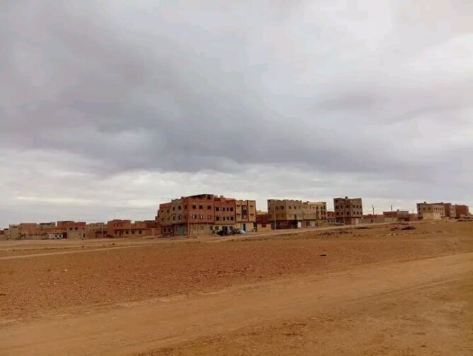 مباني سكنية غير مكتملة في منطقة صحراوية تعاني نقص الماء الصالح للشرب