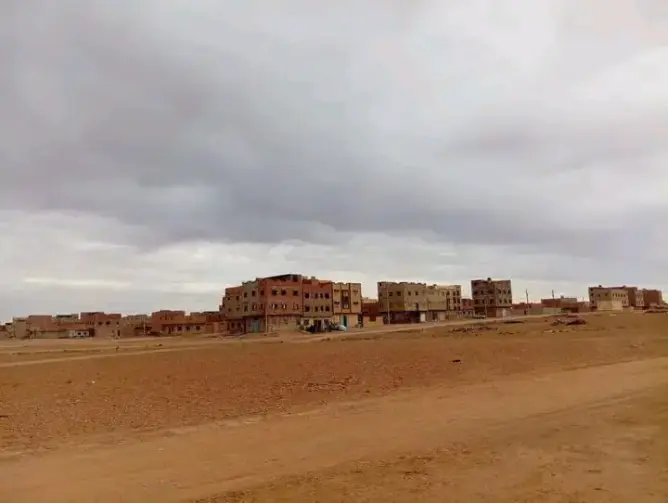 مباني سكنية غير مكتملة في منطقة صحراوية تعاني نقص الماء الصالح للشرب
