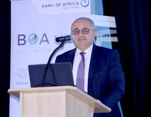 إبراهيم بنجلون التويمي، المتصرف المدير العام المنتدب لمجموعة بنك إفريقيا، يلقي كلمة خلف منبر يحمل شعار بنك إفريقيا وشبكة BOA Network