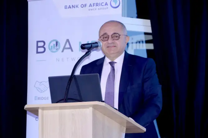 إبراهيم بنجلون التويمي، المتصرف المدير العام المنتدب لمجموعة بنك إفريقيا، يلقي كلمة خلف منبر يحمل شعار بنك إفريقيا وشبكة BOA Network