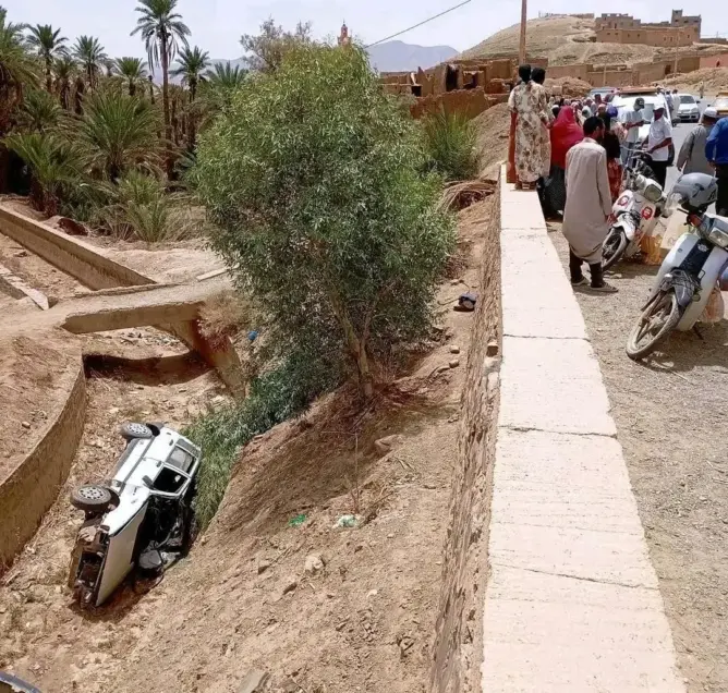 انقلاب سيارة يرسل سائقها إلى مستشفى زاكورة