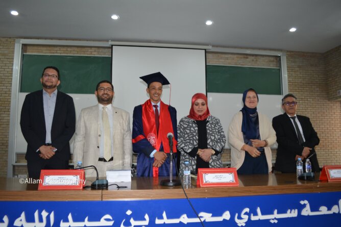 طالب يتسلم شهادة دكتوراه في حفل بكلية الحقوق ظهر المهراز بفاس