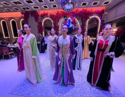 سحر التراث المغربي يتلألأ في بانكوك.. القفطان المغربي يخطف الأضواء في العاصمة التايلاندية (فيديو)