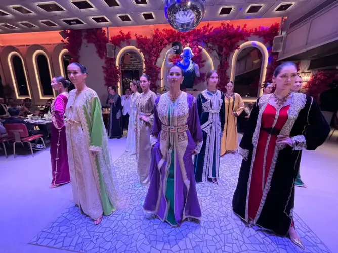 سحر التراث المغربي يتلألأ في بانكوك.. القفطان المغربي يخطف الأضواء في العاصمة التايلاندية (فيديو)