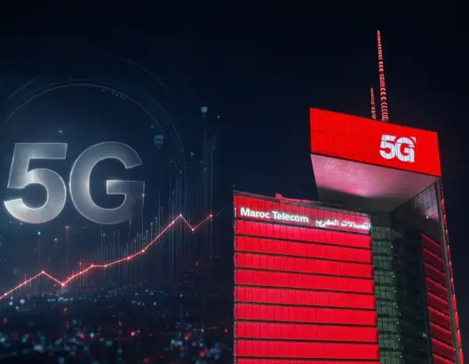 صورة تعبيرية لشعار 5G ومبنى Maroc Telecom مضاء بالأحمر في خلفية رقمية
