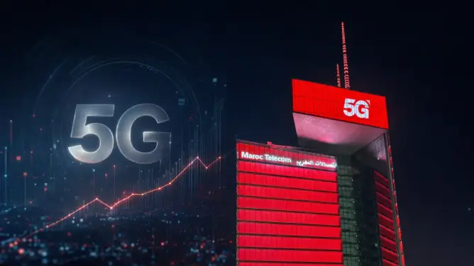 صورة تعبيرية لشعار 5G ومبنى Maroc Telecom مضاء بالأحمر في خلفية رقمية