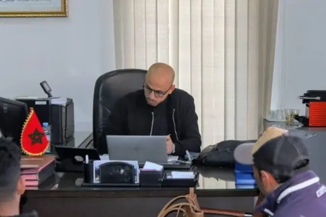الأحرار يوقف نائب رئيس مقاطعة الحي الحسني لـ 6 أشهر بسبب تصريحات “مسيئة”