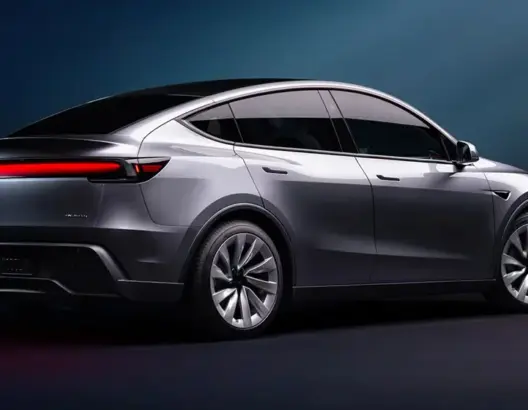 سيارة فاخرة رمادية حديثة بأضواء خلفية حمراء في المغرب ضمن تسليم تسلا Model Y