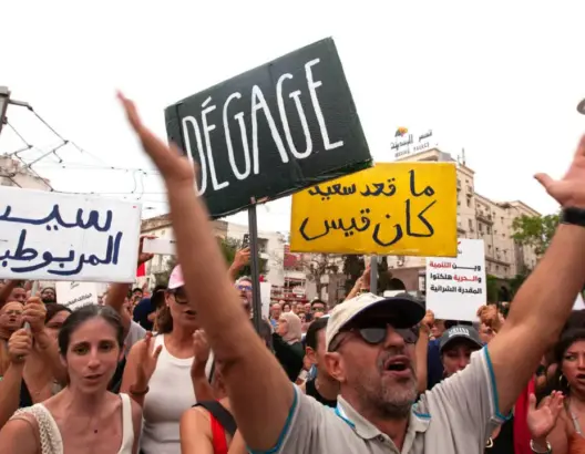 آلاف التونسيين يهتفون برحيل قيس سعيد في أكبر احتجاجات منذ أشهر