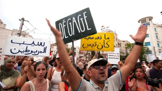 آلاف التونسيين يهتفون برحيل قيس سعيد في أكبر احتجاجات منذ أشهر