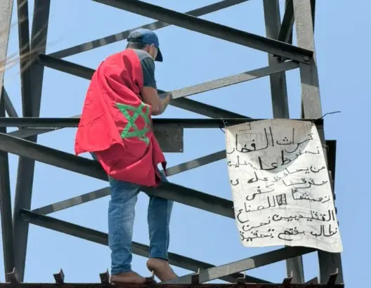 احتجاجا على التهميش.. صانع فخار يهدد بالانتحار فوق عمود كهربائي بسلا (فيديو)