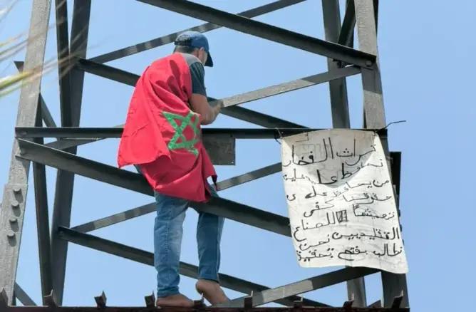 احتجاجا على التهميش.. صانع فخار يهدد بالانتحار فوق عمود كهربائي بسلا (فيديو)