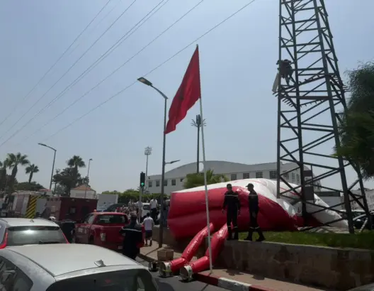 سلا.. إحباط محاولة انتحار لحرفي اعتلى عمودا كهربائيا احتجاجا على “الإقصاء”