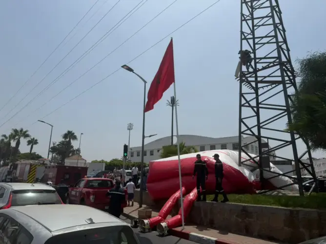 سلا.. إحباط محاولة انتحار لحرفي اعتلى عمودا كهربائيا احتجاجا على “الإقصاء”