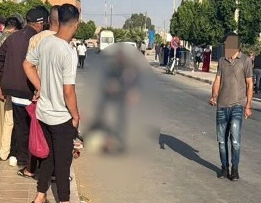 شارع عام في سيدي بوعثمان يظهر أشخاصاً ومركبات وجسم غير واضح