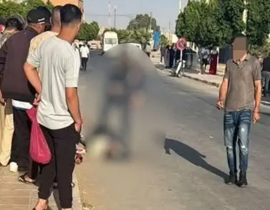 شارع عام في سيدي بوعثمان يظهر أشخاصاً ومركبات وجسم غير واضح