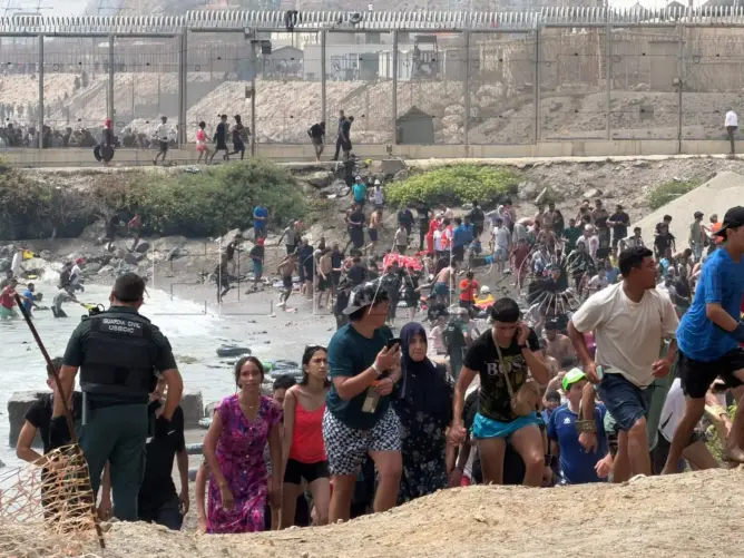 إسبانيا تؤكد إعادة جميع المتسللين لسبتة إلى المغرب وتشكر الرباط على جهودها