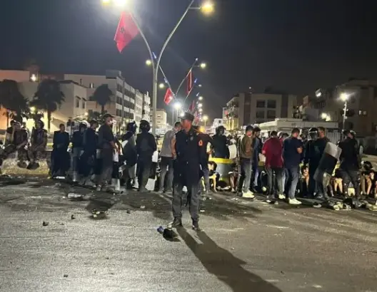 توقيف 56 مشتبها في أحداث شغب وإحراق سيارات تابعة للسلطة  بمعبر “بني أنصار”