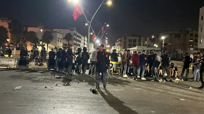 توقيف 56 مشتبها في أحداث شغب وإحراق سيارات تابعة للسلطة  بمعبر “بني أنصار”