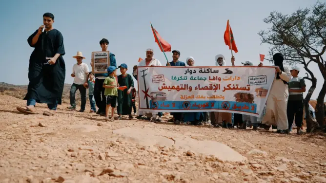 سيدي إفني.. احتجاجات بدوار “دارات وفا” للمطالبة بالماء والكهرباء وفك العزلة