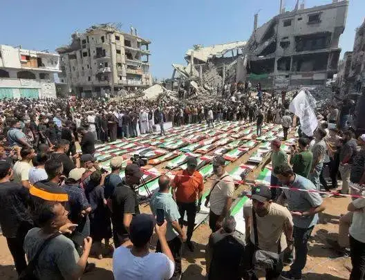 أكبر جنازة في تاريخ فلسطين.. غزة تشيع 112 شهيدا بعد عامين ونصف تحت الأنقاض (صور)