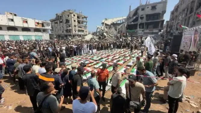 أكبر جنازة في تاريخ فلسطين.. غزة تشيع 112 شهيدا بعد عامين ونصف تحت الأنقاض (صور)