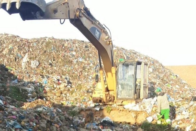 آلة حفر تعمل في مكب نفايات بوادي زم وسط تراكم المخلفات البيئية