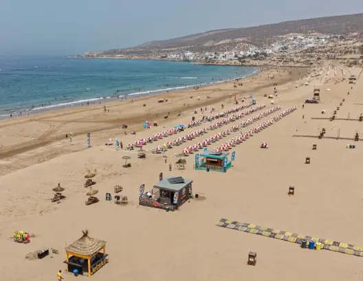 سحر شواطئ أكادير يستقطب آلاف المصطافين ومطالب بمعالجة الاختناق المروري بطريق تغازوت