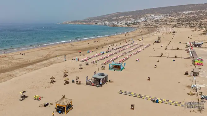 سحر شواطئ أكادير يستقطب آلاف المصطافين ومطالب بمعالجة الاختناق المروري بطريق تغازوت