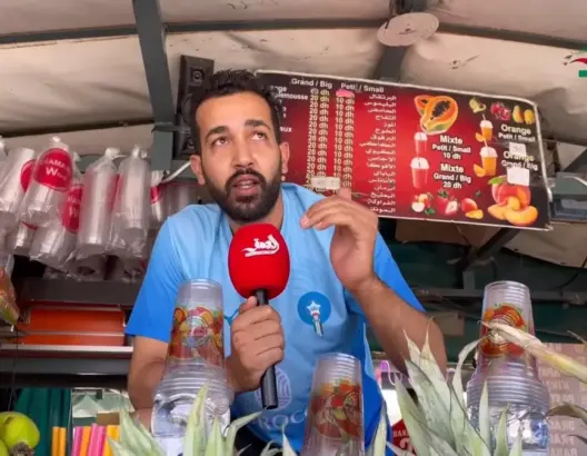 موجة الحر تُرحّل الإقبال السياحي بـ”جامع الفنا” للغسق وتُبطئ حركة تجار العصائر نهارا (فيديو)