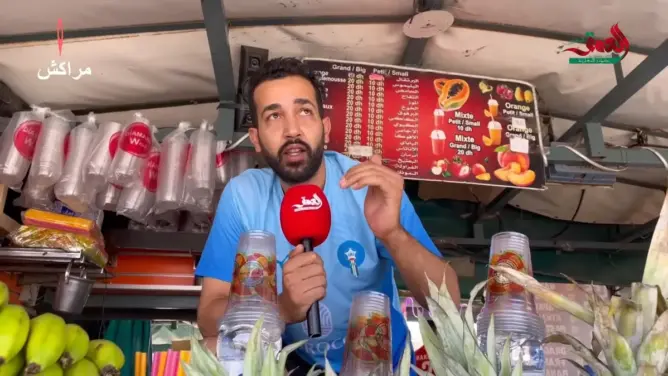 موجة الحر تُرحّل الإقبال السياحي بـ”جامع الفنا” للغسق وتُبطئ حركة تجار العصائر نهارا (فيديو)