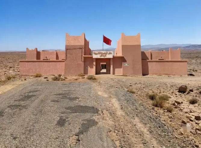 “طريق الموت” بـ “إزناكن” في ورزازات.. مشروع بـ 11 مليون درهم يتحول إلى حلبة من الحفر والمطبات