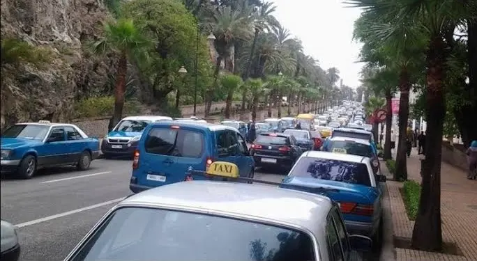 إدانة سائقي “طاكسيات” بتهمة المساعدة على الهجرة تفجر جدلا واسعا بتطوان ونقابات تهدد بالاحتجاج