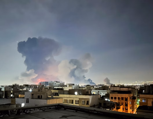 مدينة ليلية تغطيها سحب كثيفة ودخان أسود تعبيراً عن تداعيات اقتصادية
