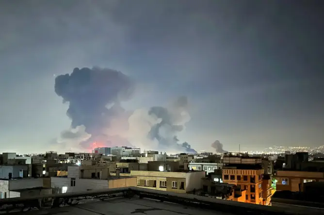 مدينة ليلية تغطيها سحب كثيفة ودخان أسود تعبيراً عن تداعيات اقتصادية