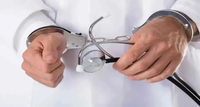 شهادة طبية مقابل 50 درهما.. توقيف طبيب بالجديدة متلبسا برشوة