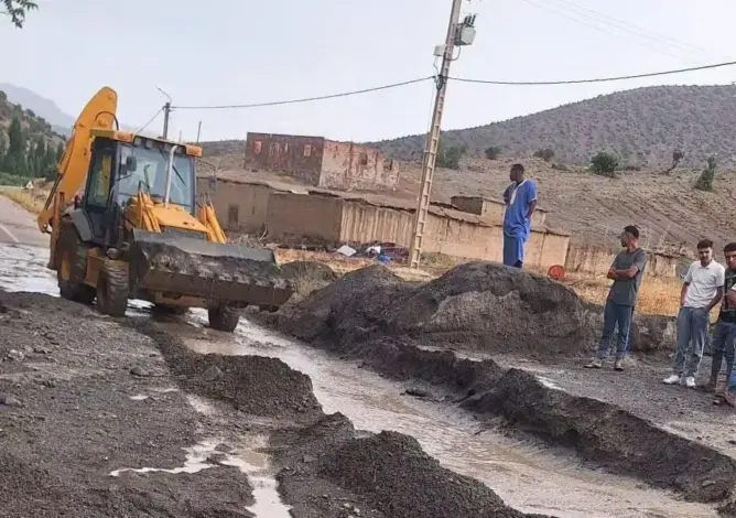 الأمطار تعرقل السير بين تونفيت وبومية.. ووضعية الطريق تعيد “قنطرة تاغشت” إلى الواجهة