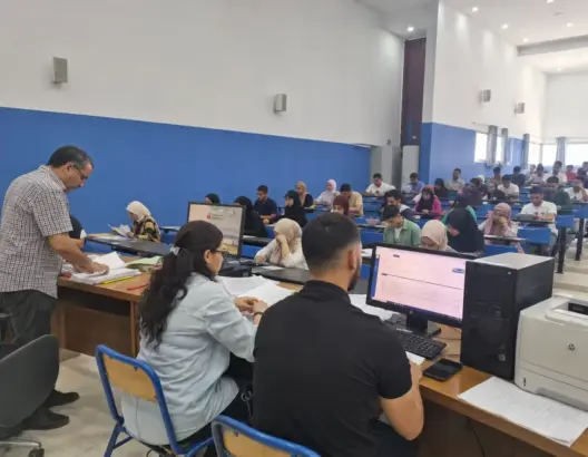 طلاب في صف دراسي يستخدمون أجهزة كمبيوتر ضمن التكوين بالتوقيت الميسر