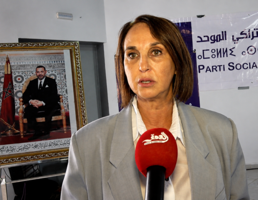نبيلة منيب تتحدث أمام ميكروفون قناة 2M ولافتة الحزب الاشتراكي الموحد