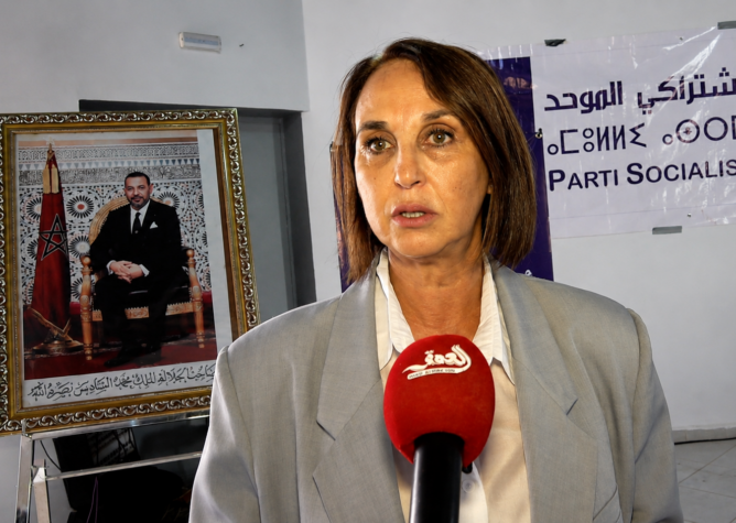نبيلة منيب تتحدث أمام ميكروفون قناة 2M ولافتة الحزب الاشتراكي الموحد