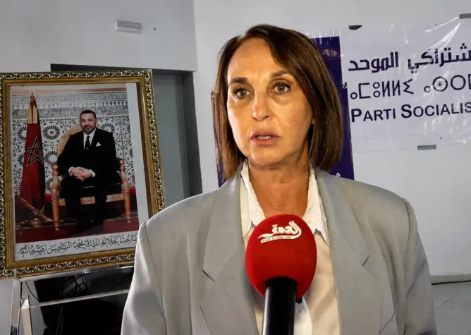 نبيلة منيب تتحدث أمام ميكروفون قناة 2M ولافتة الحزب الاشتراكي الموحد