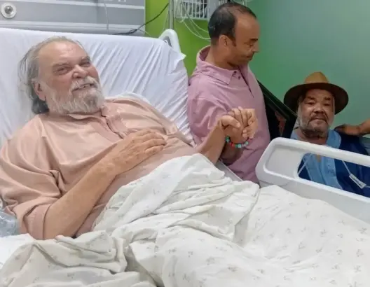 وعكة صحية مفاجئة تنقل وجه الدراما العربية محمد مفتاح إلى المستشفى بالبيضاء