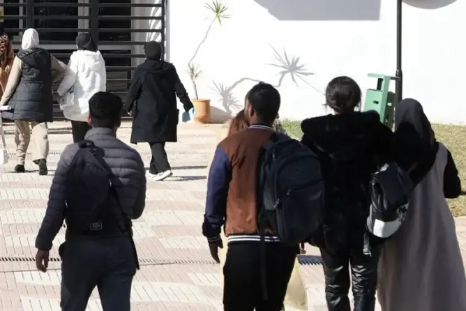 رفضا لـ”تسليع” الجامعة العمومية.. الموظفون والأجراء يشهرون سلاح الاحتجاج ضد “رسوم التوقيت الميسر”